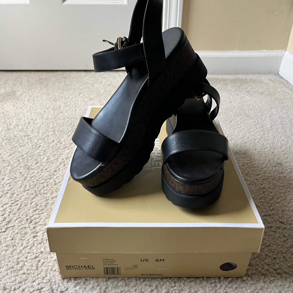 Micahel kors platform sandal
